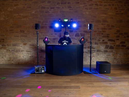 OMNITRONIC Curved Mobile Event Stand – Mobil rendezvény és DJ pult